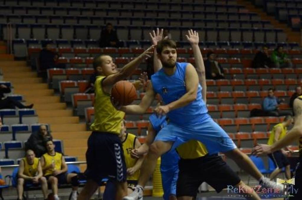 Pilsētas basketbola čempionāts rit pilnā sparā
