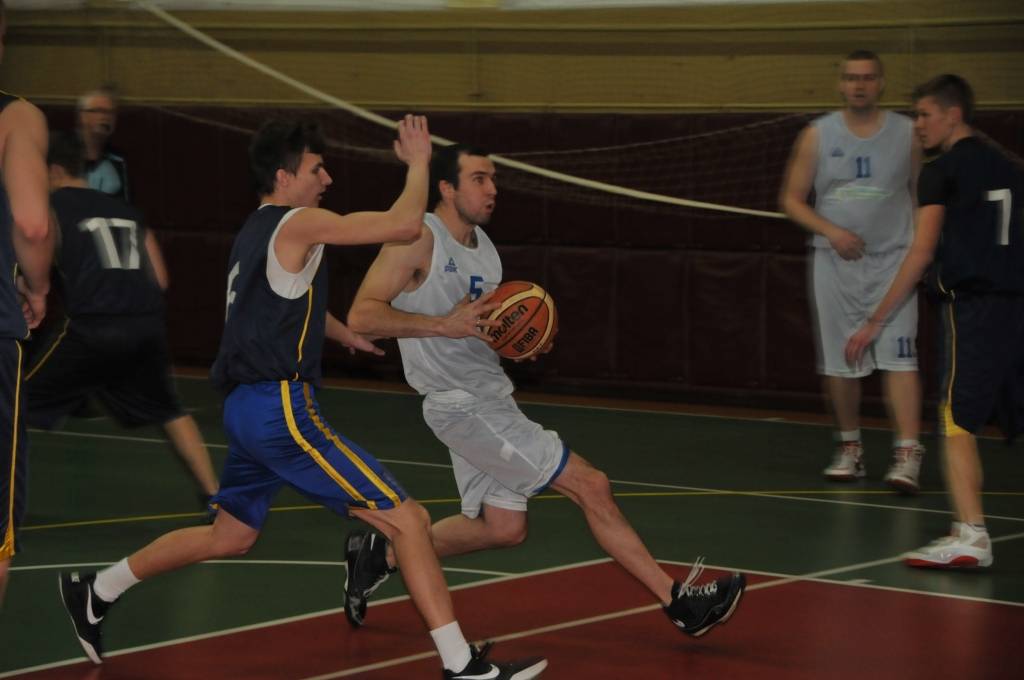 FOTO: Lejaskurzemes novadu meistarsacīkšu basketbolā ceturtdienas spēļu rezultāti