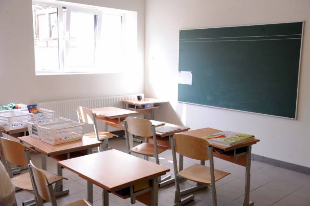Visvairāk uzticas skolām, baznīcai, radio un televīzijai