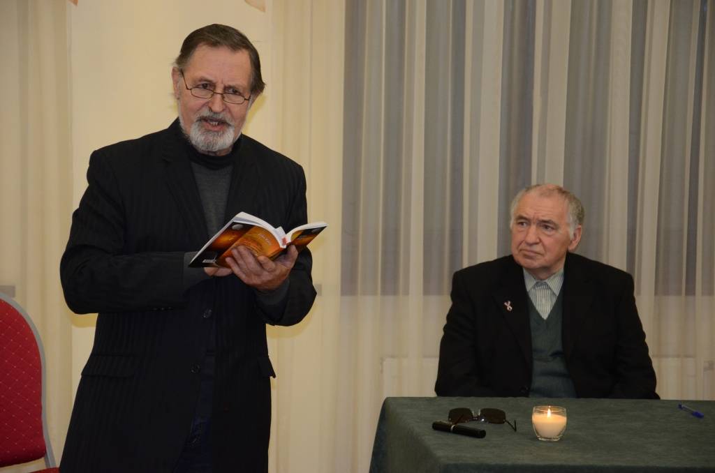 FOTO, VIDEO: Atver Ērika Kūļa grāmatu "...tiem, kas sauli redz"