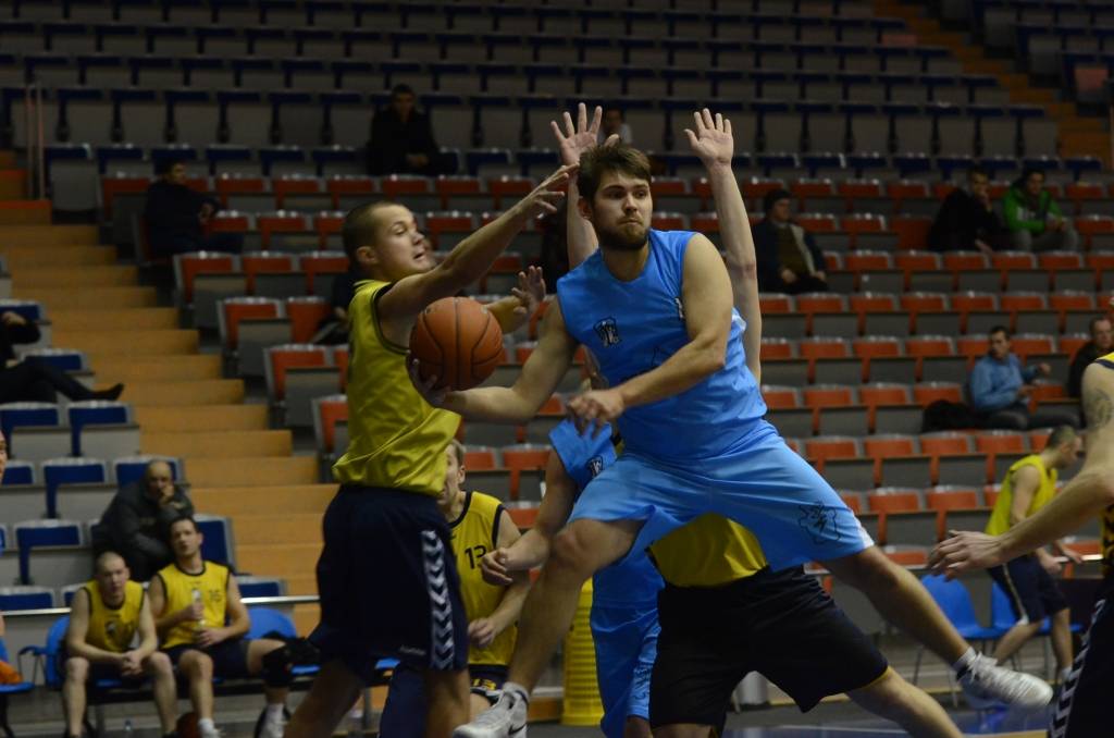 FOTO: "Ģeodēzists" un "Liepājas papīrs" uzvar Liepājas basketbola čempionāta spēlē