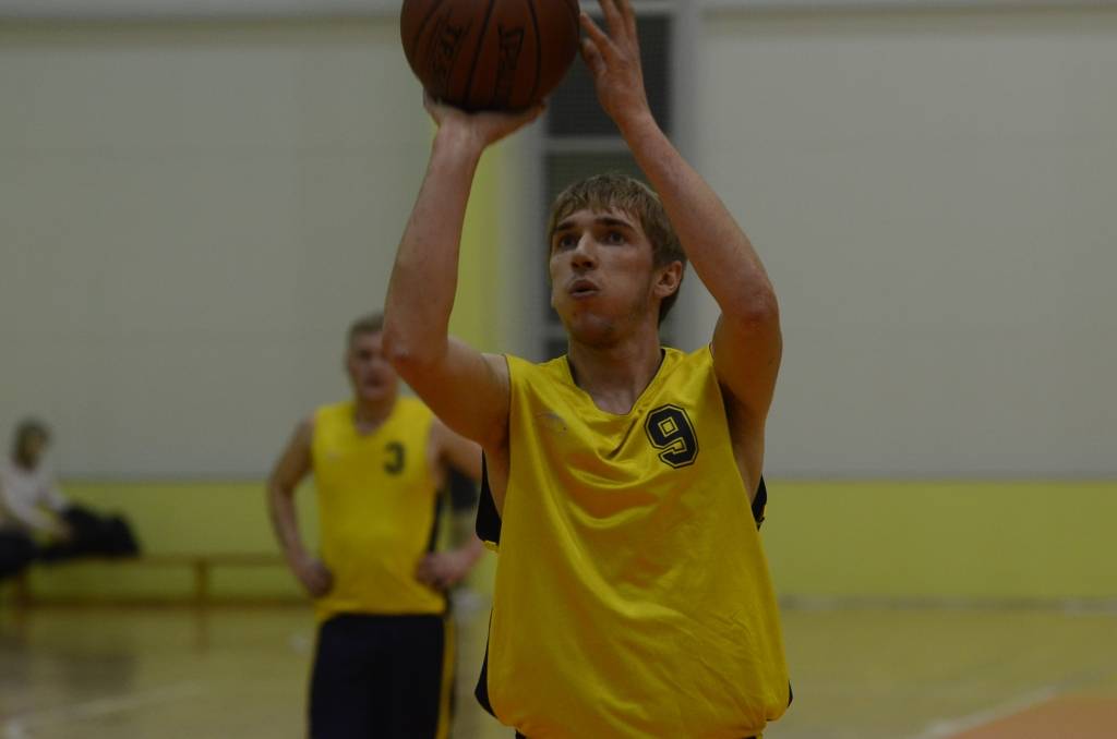 Uzvar Aizputes pagasta dāmas un Aizputes vīri