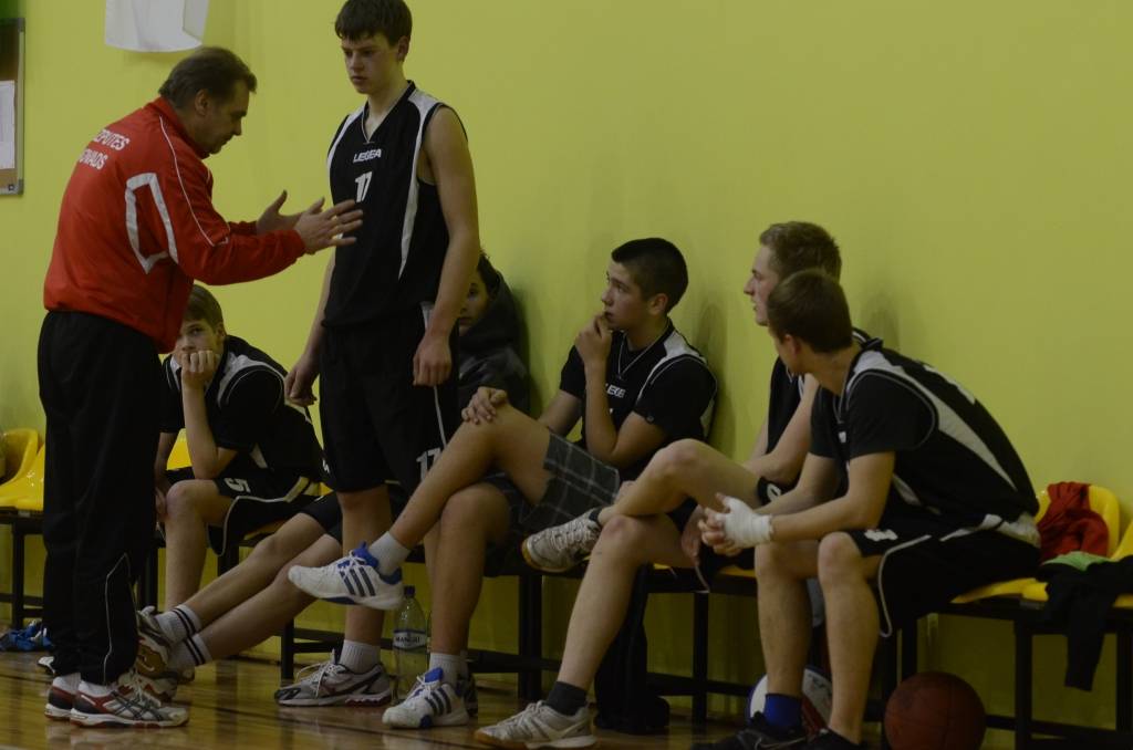 Aizputes vidusskolas basketbolisti uzvar Cīravas profesionālo vidusskolu