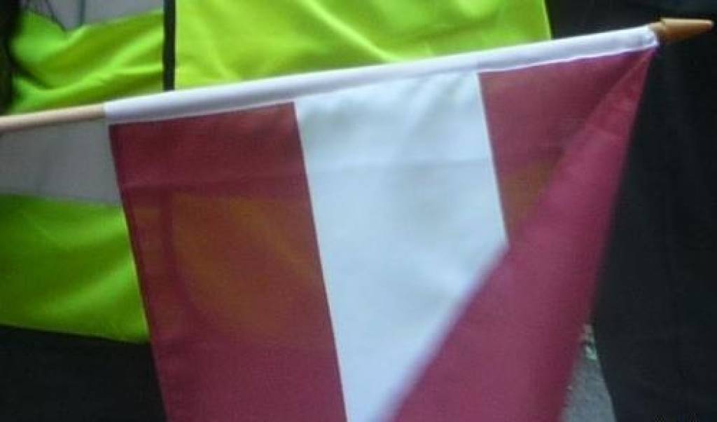 EP vairs netirgos nepareizu Latvijas karogu