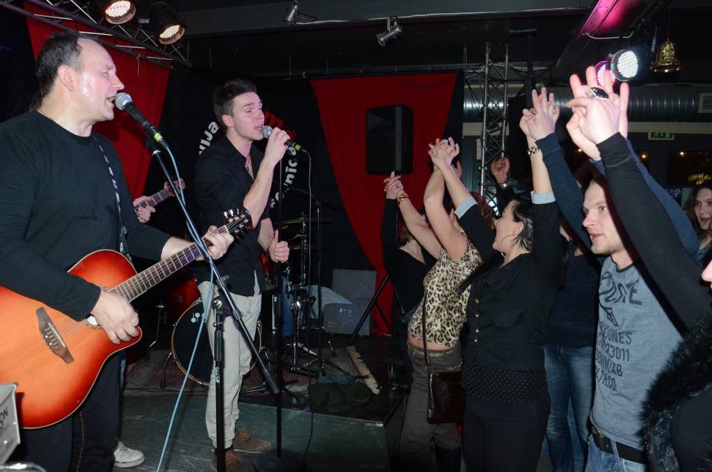 FOTO, VIDEO: Latvijas 1. rokkafejnīcas pēdējā ballīte