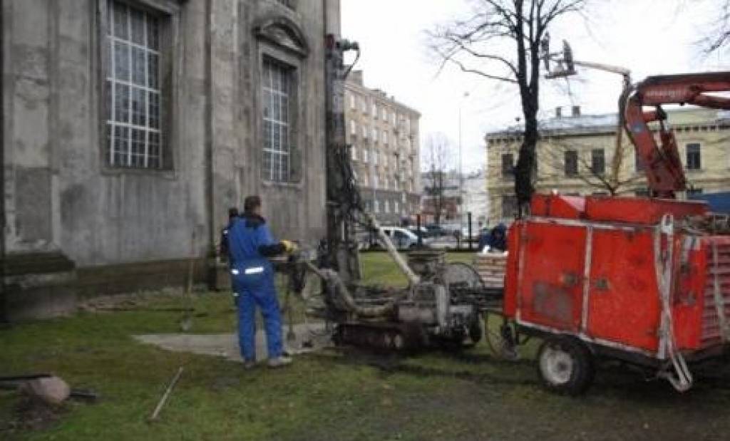 Liepājas Svētās Trīsvienības katedrālei stiprina pamatus