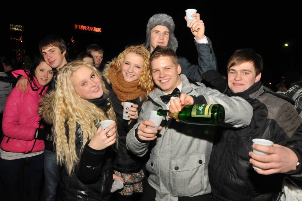 FOTO, VIDEO: Jauno gadu Liepājā sagaida ar karstām dejām Rožu laukumā un klubos