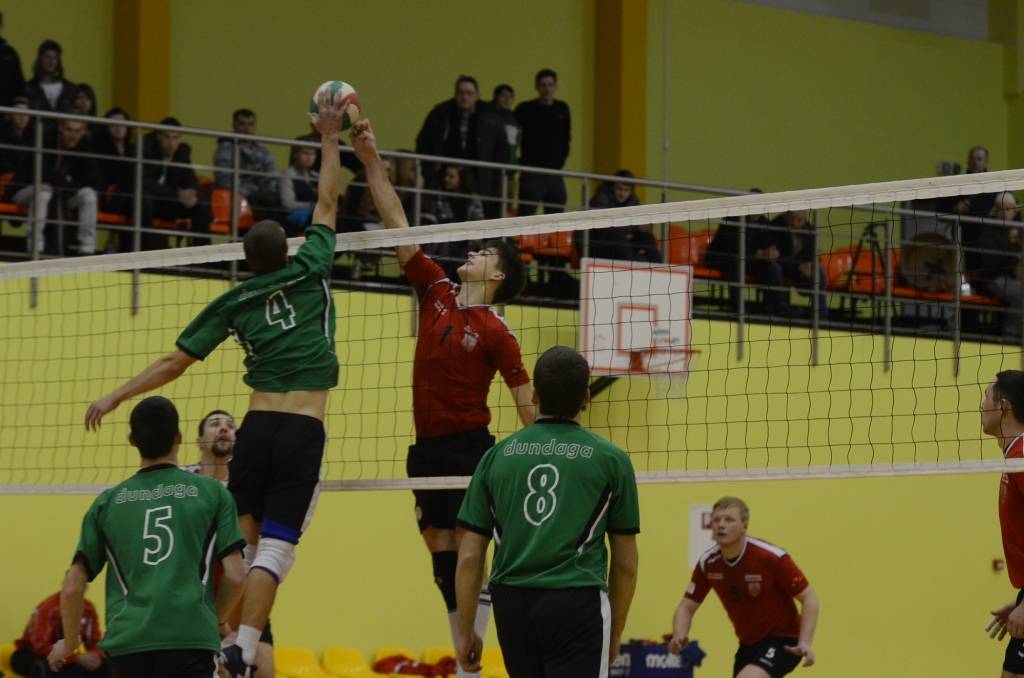 VIDEO: Volejbols Aizputē ar mājinieku lielisku spēli, karsējmeitenēm un mūziku