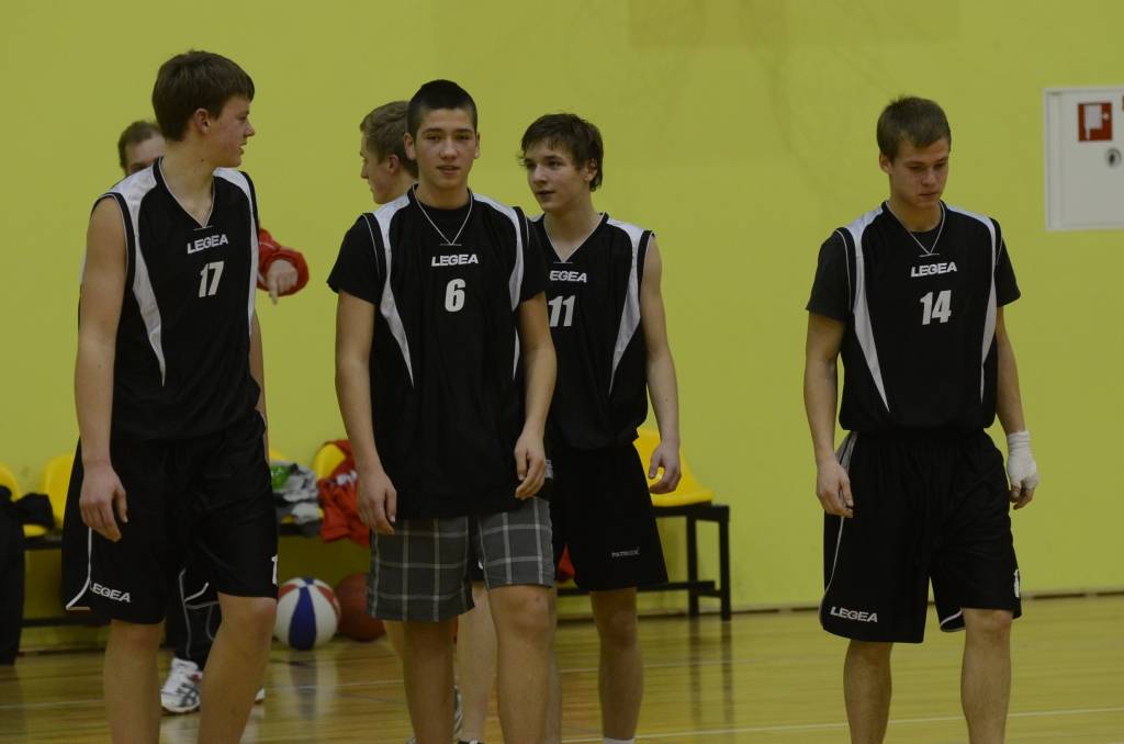 Aizputes vidusskolas basketbolisti uzvar Cīravu; čempionāta statistika