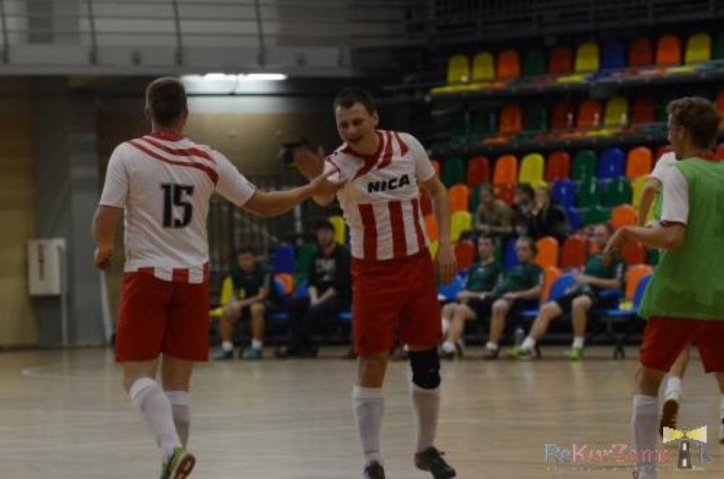 Uzvar "Nīca", "Medze" un "Tosmares kuģu būvētava", pārtrauc "Liepājas papīra" un "UPTK" spēli