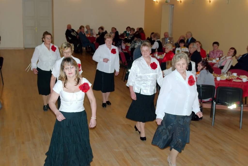 FOTO: Seniori Cīravā ieskandina Ziemassvētkus