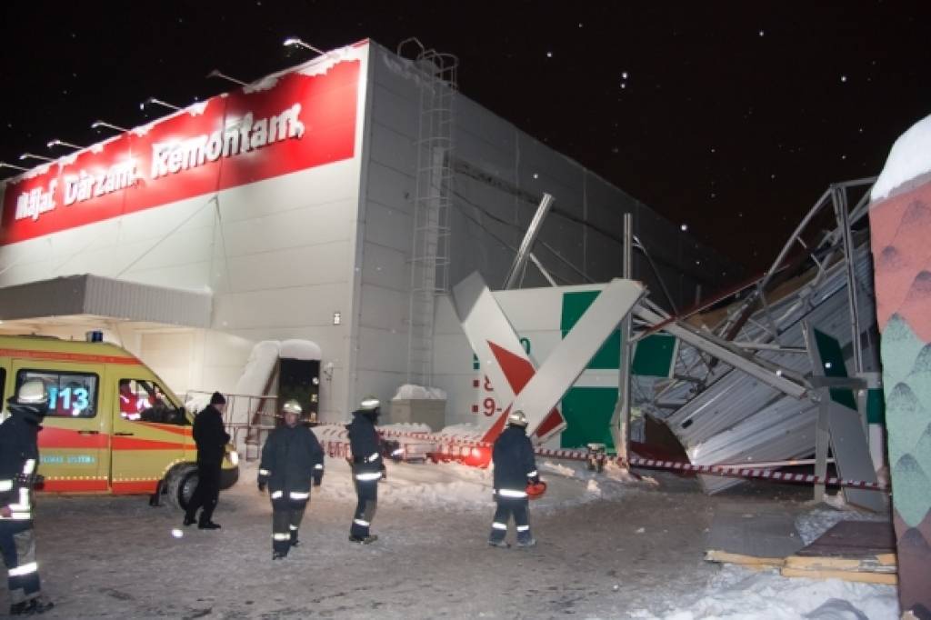 FOTO: Iegruvis veikala "Depo" piebūves jumts; cietušo nav