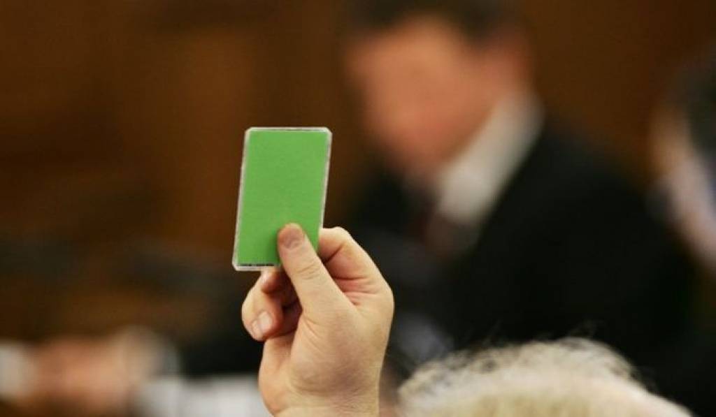 Saeima atbalsta atklātus balsojumus pašvaldībās un amatu savienošanas papildu ierobežojumus pašvaldību deputātiem