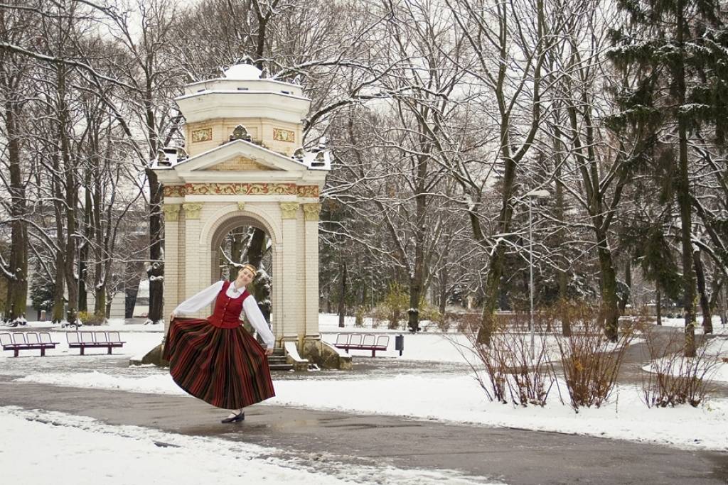 LPR būs fotogrāfes un Latvijas tautu deju entuziastes Ievas Lūkas personālizstāde "Es mācēju danci vest"