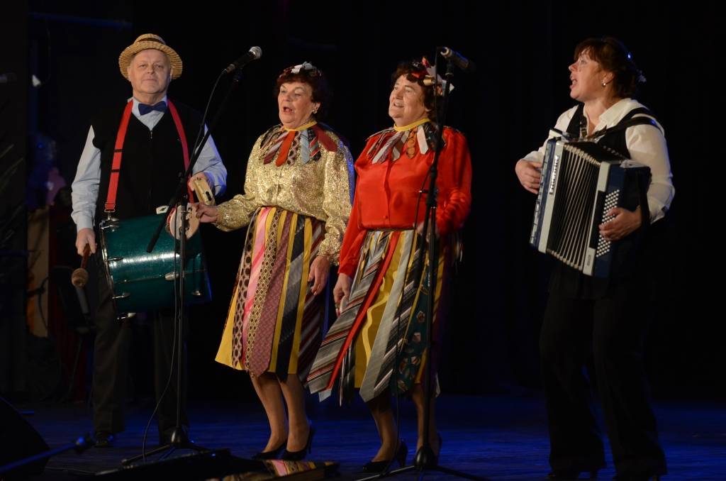 FOTO, VIDEO: Seniori dzied un dejo