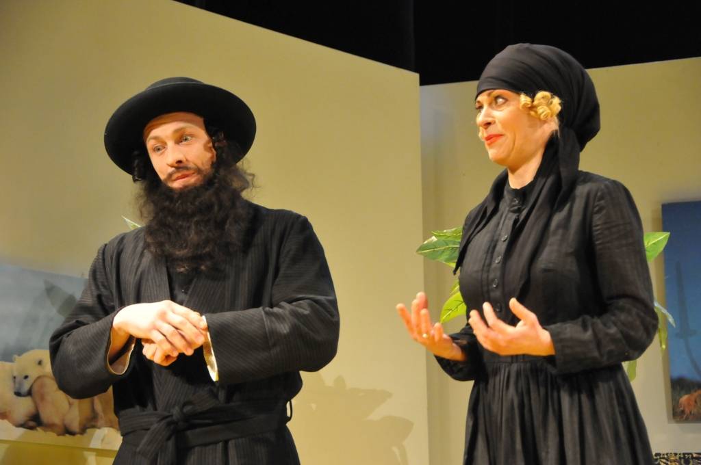 FOTO: Džilindžers uz skatuves atsaldēs Dombrovski 