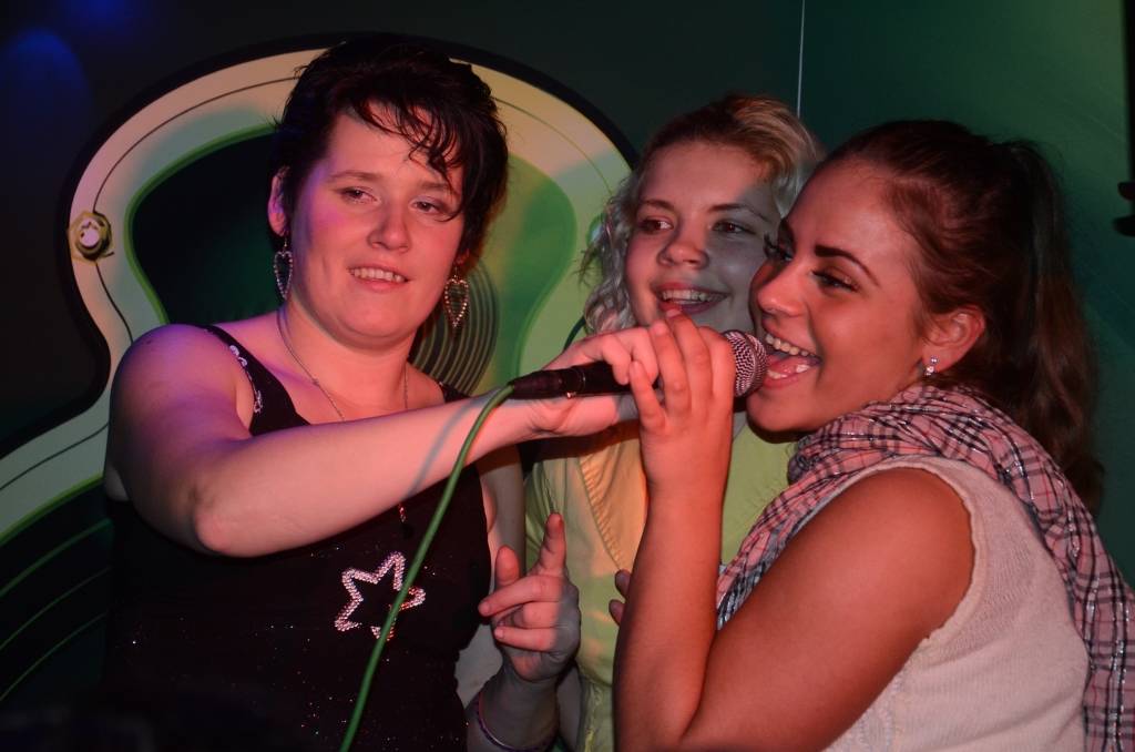 FOTO: Inese Saulīte dzied kokteiļbārā "Red Sun Buffet"