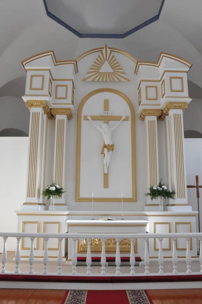 FOTO: Jaunais altāris iesvētīts