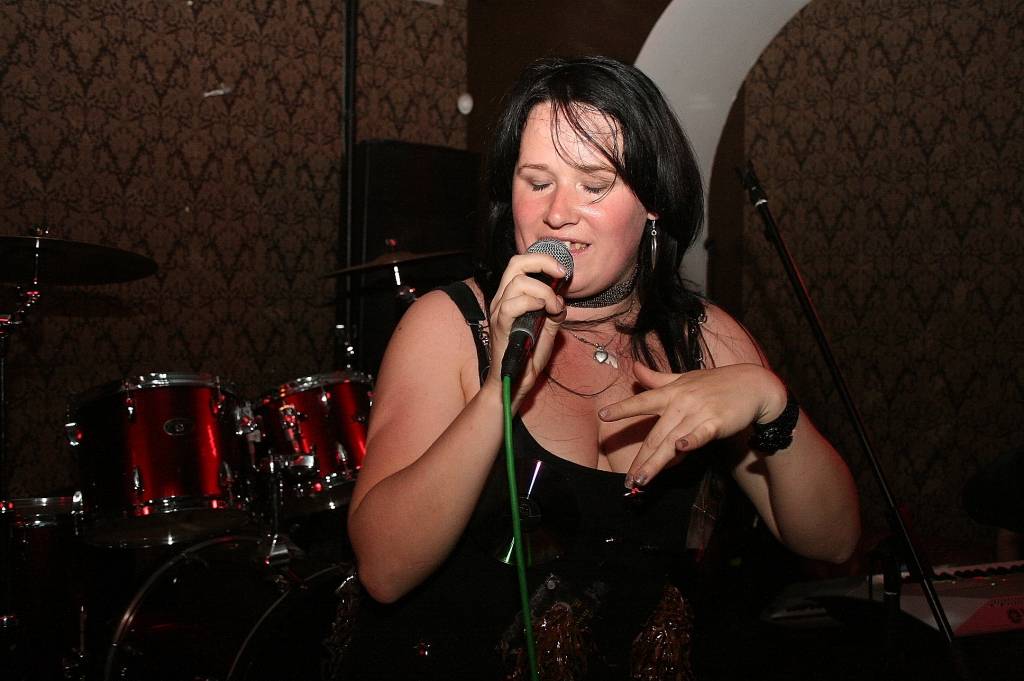 Kombuļu Inese dziedās kokteiļbārā "Red Sun Buffet"