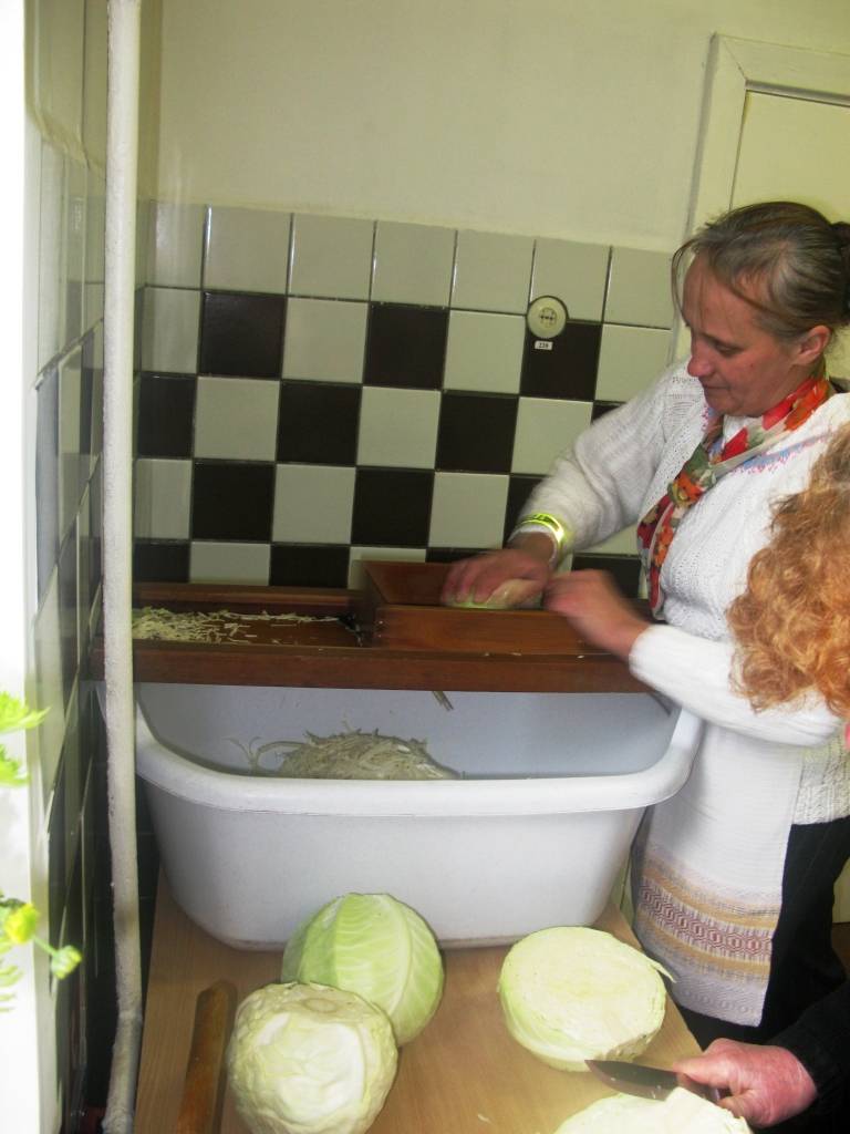 Rucavas sievas godina senčus, kopj tradīcijas un svin svētkus