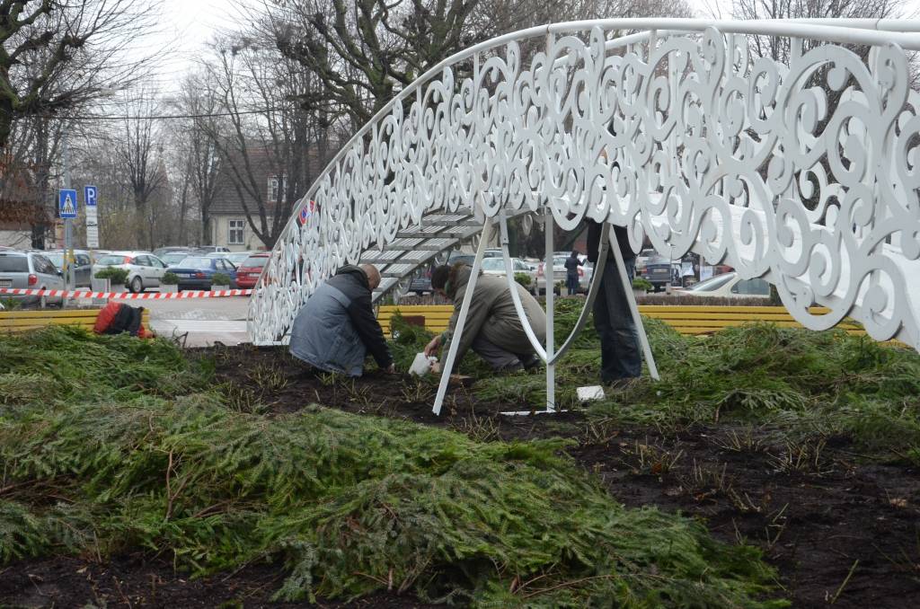 FOTO: Pilsēta tērpjas svētku rotā