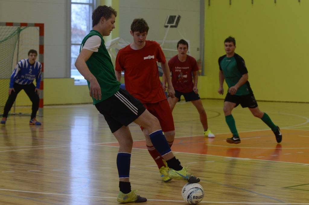 FOTO: Skodas futbolisti uzvar Aizputes novada kausa izcīņā telpu futbolā