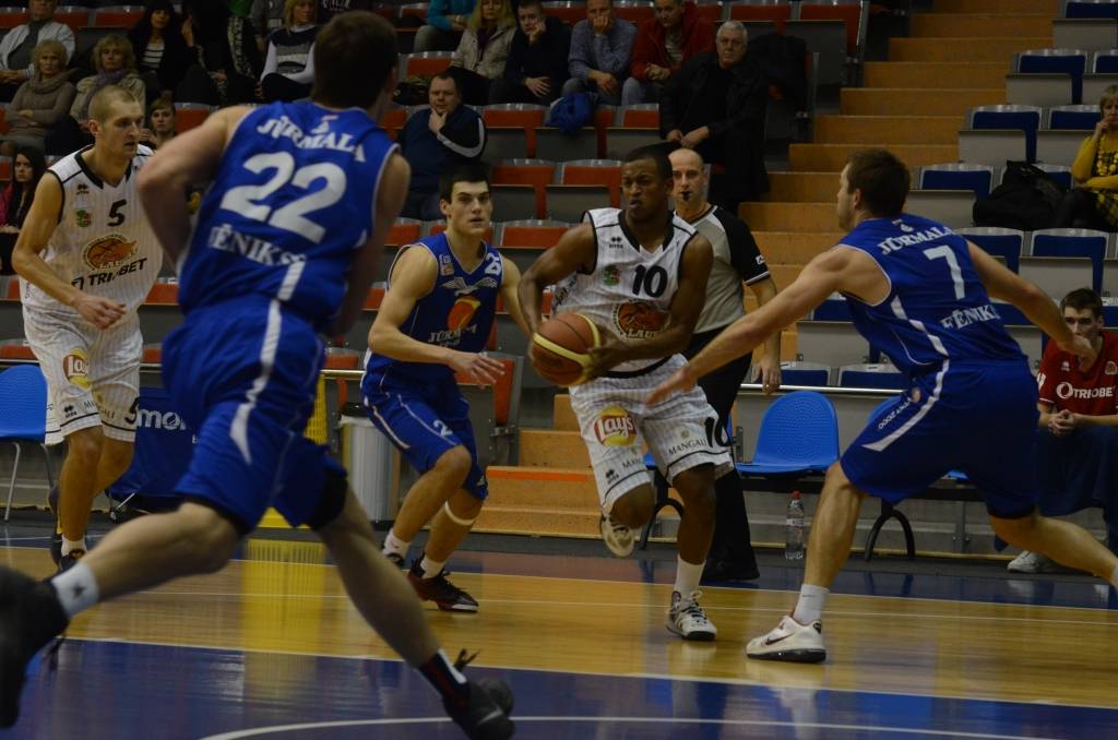 (papildināta) FOTO: "Liepāja/Triobet" zaudē "Jūrmalai/Fēniksam"; Endzels atlaists