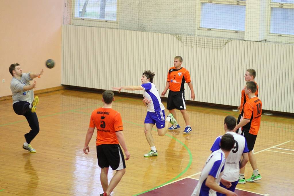 FOTO: "Vaiņode" pārliecinoši uzvar "Ogri"