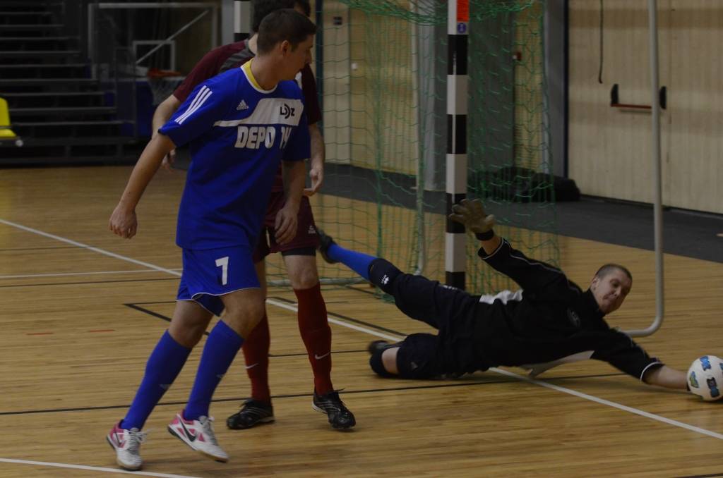 FOTO: "Medze", "Varavīksne" un "Depo" uzvar Liepājas telpu futbola čempionāta sestajā kārtā