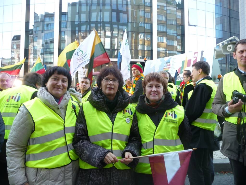 FOTO: Zemnieku protestā Briselē piedalās arī Durbes novada zemnieces