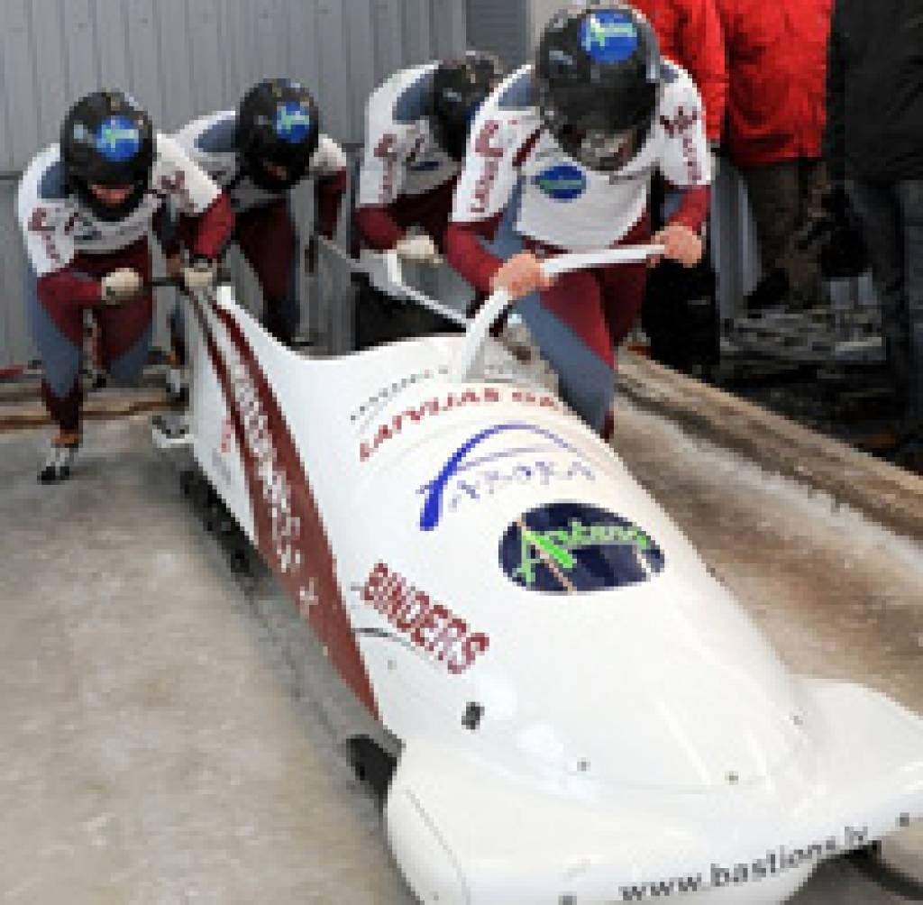 Uģa Žaļima ekipāža ar Helviju Lūsi sastāvā kāpj uz goda pjedestāla Eiropas kausa izcīņā