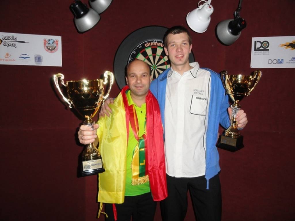 Madars Razma veiksmīgi startē šautriņu mešanas festivālā "Latvijas Open 2012"