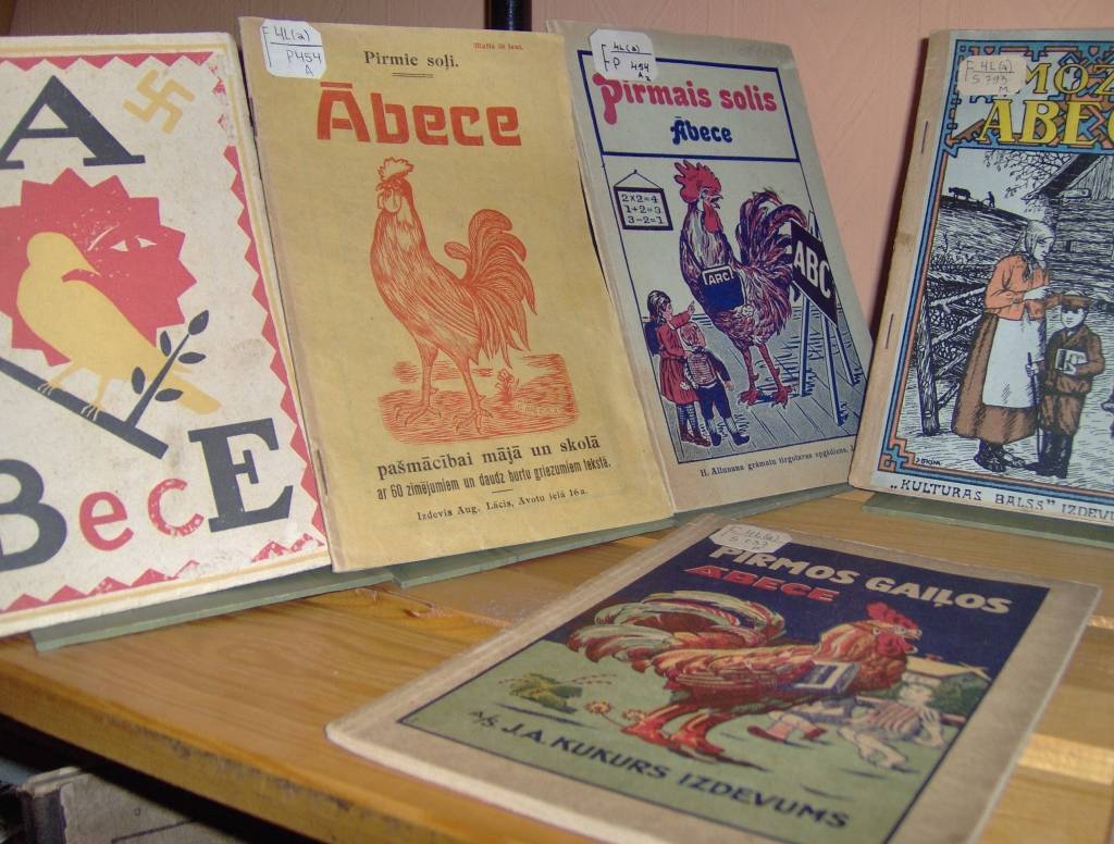 FOTO: Cīravas bibliotēkā var skatīt Ābeču izstādi