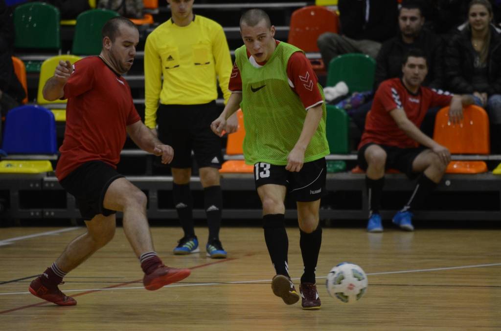 FOTO: "Liepājas papīrs", "Varavīksne", "SLV Pluss" un "Galaksis N" uzvar Liepājas telpu futbola čempionāta piektajā kārtā