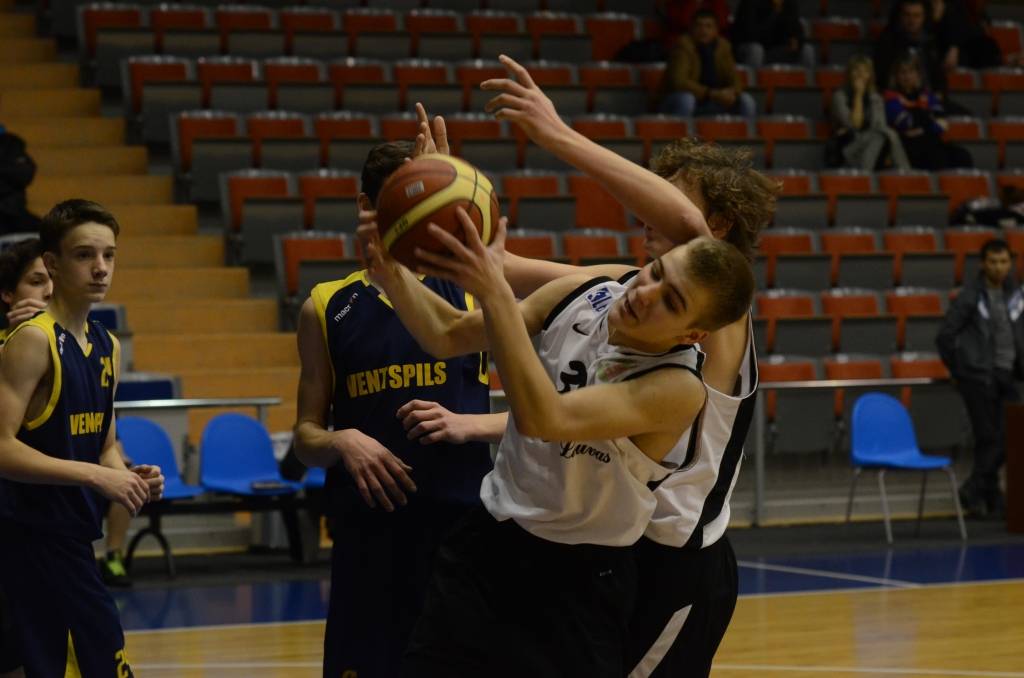 FOTO: "Liepājas" jaunie basketbolisti pārliecinoši uzvar "Ventspili"