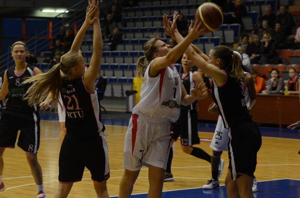 FOTO: "Liepājas papīra" basketbolistes pieveic RTU/"Merks" vienību