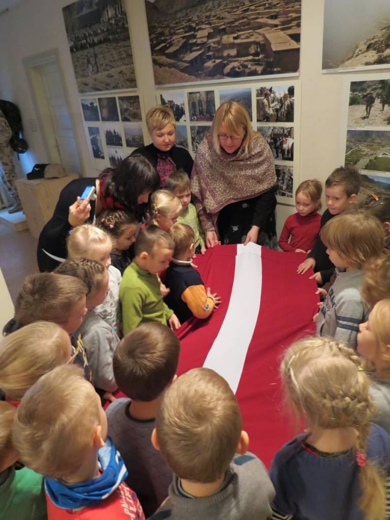 Liepājas muzejs piedāvā uzzīmēt un nosūtīt apsveikuma pastkartīti valsts svētkos