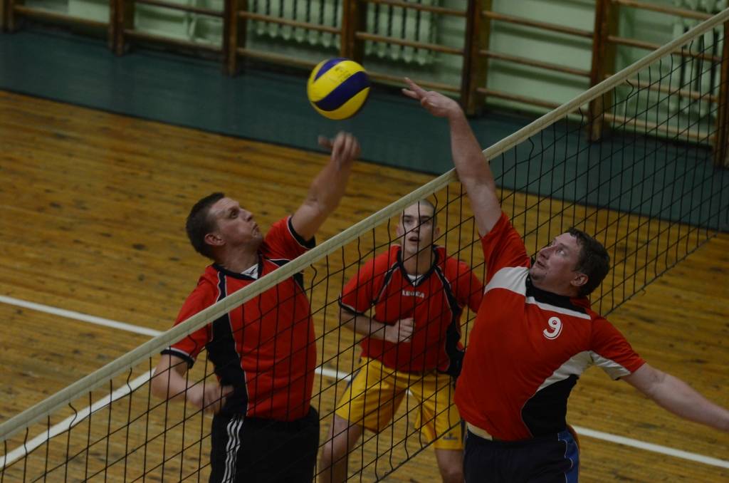 FOTO: Grobiņa uzvar Cīravu, "Seniori" sīvā cīņā pārspēj Durbi