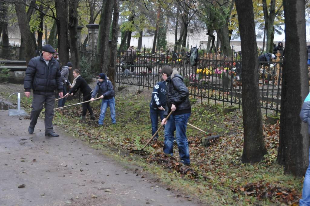 FOTO: Sakopj Garnizona kapsētu
