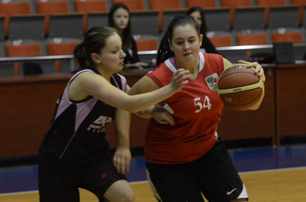 FOTO: "Liepājas" basketbolistes zaudē "Kolibri"