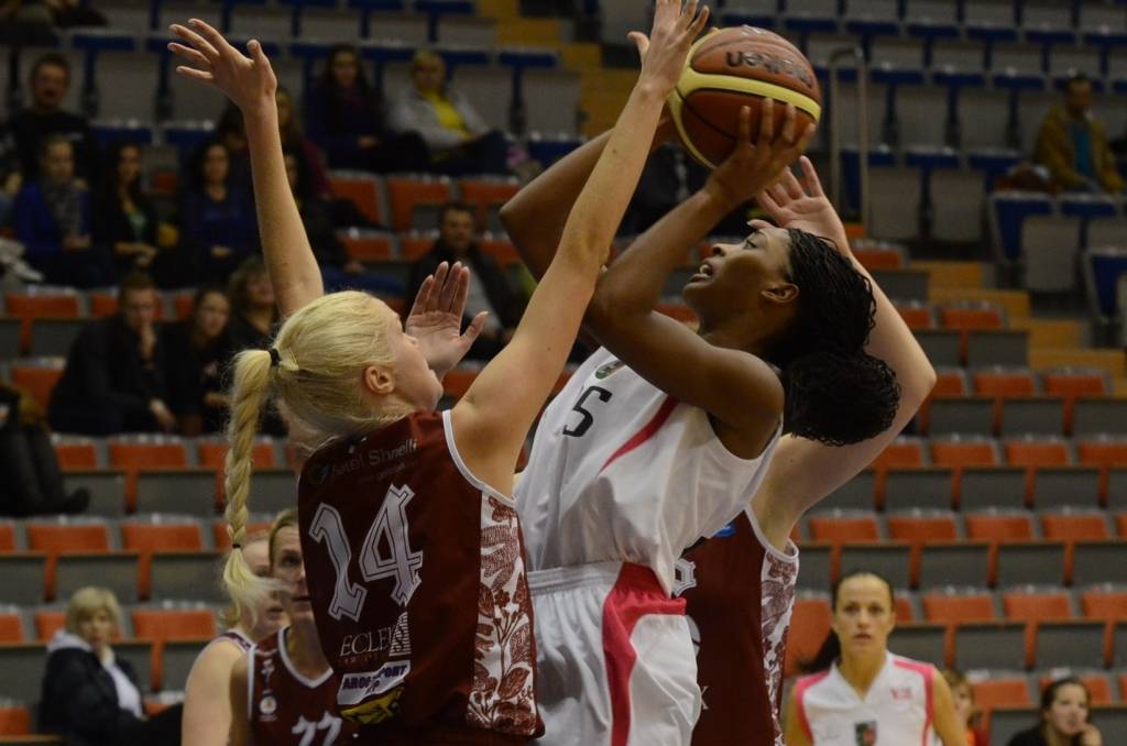 FOTO: "Liepājas papīra" basketbolistes zaudē līdervienībai "ECLEX Tallinn"