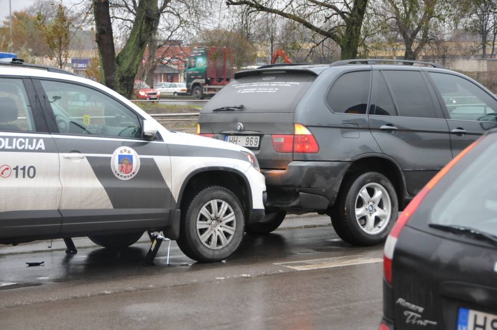 FOTO: Saskrienas policijas auto un "BMW"