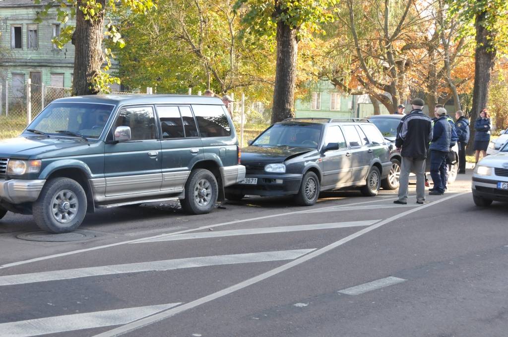 FOTO: Raiņa ielā trīs auto izveido "vilcieniņu"