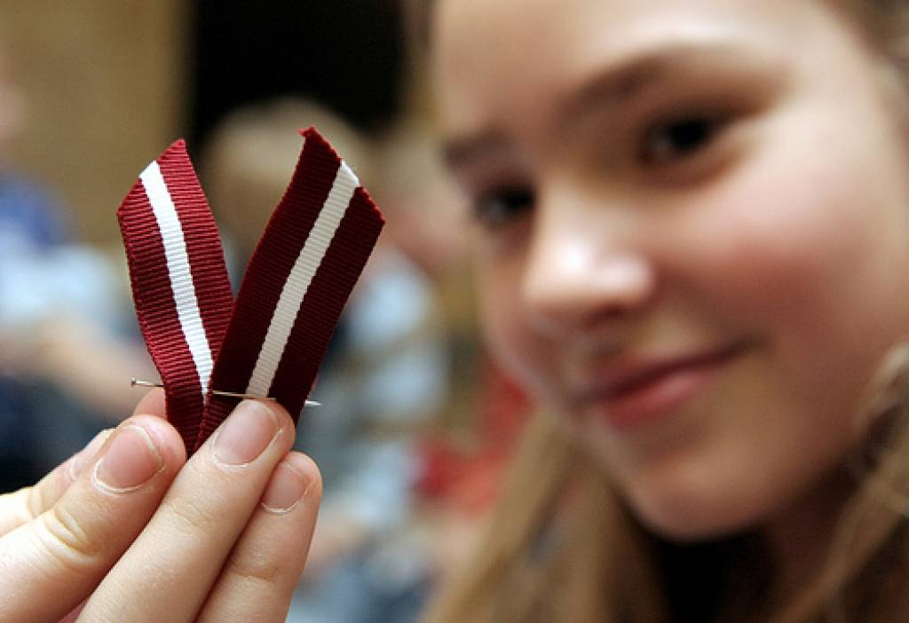 Liepājā iedzīvotājiem dāvinās sarkanbaltsarkanas lentītes