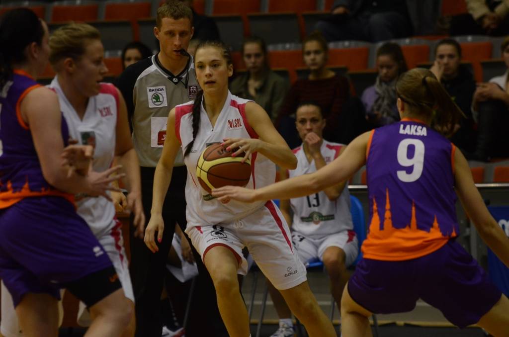 FOTO: "Liepājas papīra" basketbolistes zaudē "TTT Rīgai"