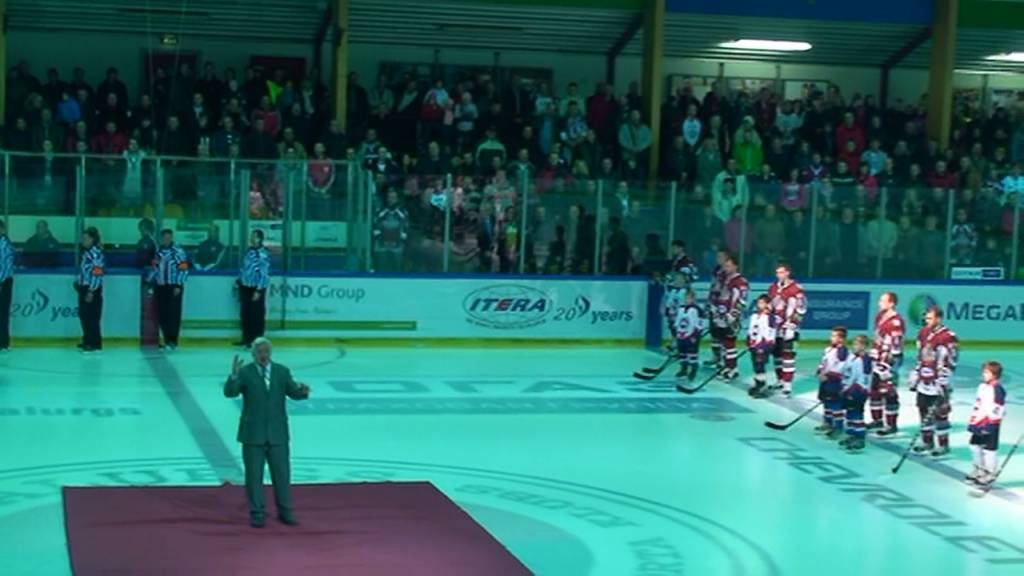 VIDEO: Jēkabs Ozoliņš Liepājas ledushallē diriģē hokeja līdzjutēju kopkori