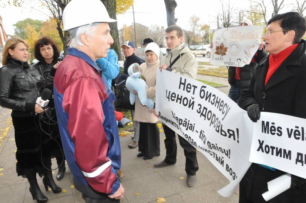 FOTO: Kosaka ar domubiedriem protestē pie "Liepājas metalurga"