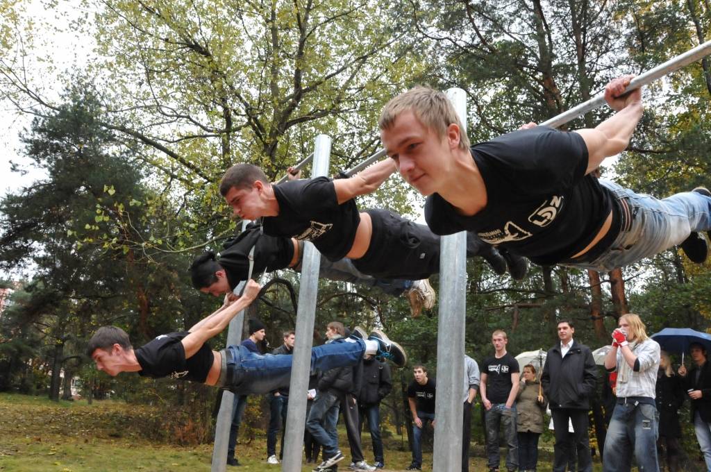 FOTO: Liepājā atklāj ielu vingrošanas laukumus