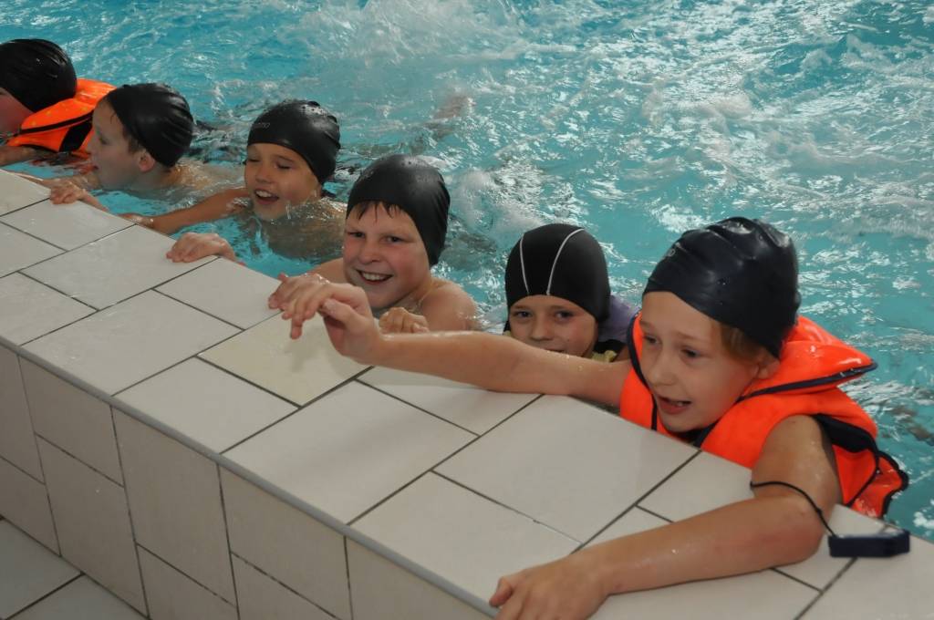 FOTO: Izmanto iespēju peldēt pie kaimiņiem
