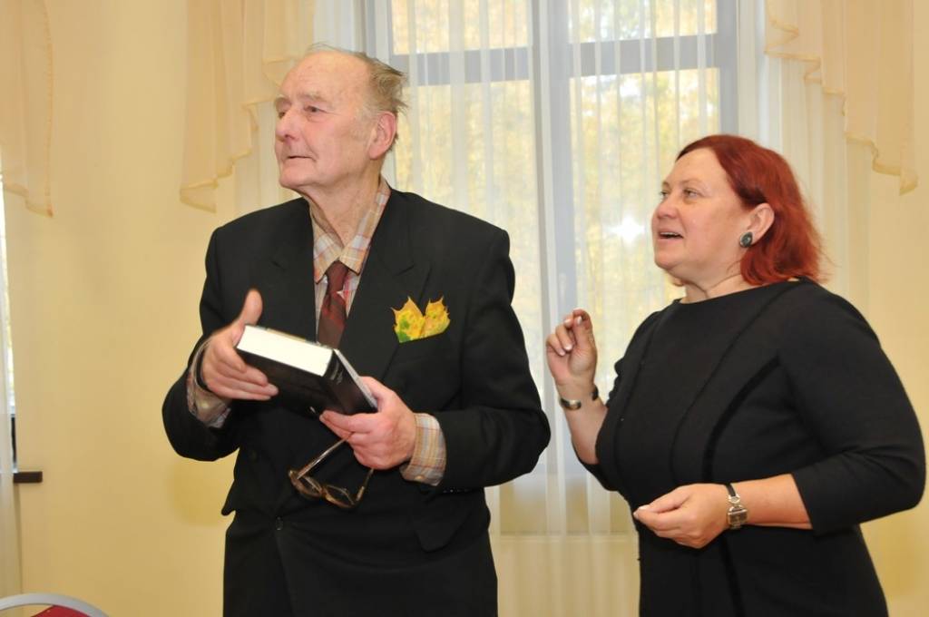 FOTO: Svin rakstnieka Edvīna Tauriņa 75 gadu jubileju